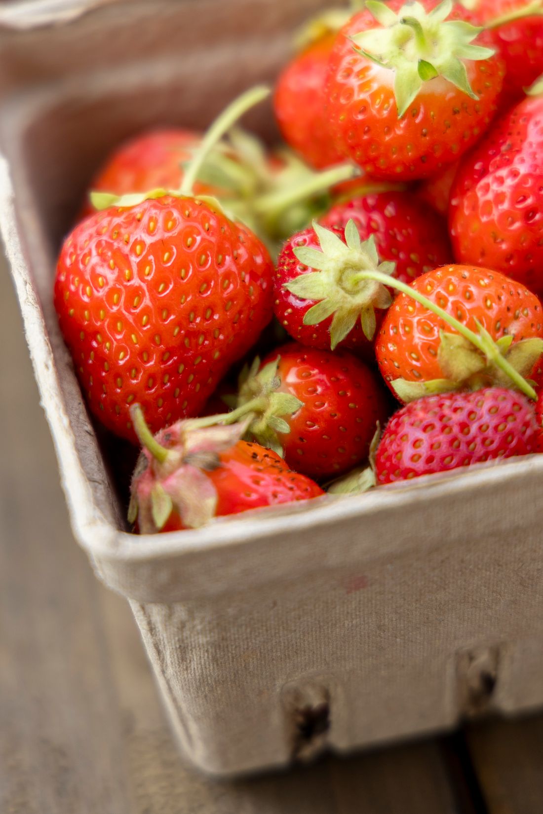 Ilustrasi strawberry segar dalam kotak untuk kebutuhan satu kilogram